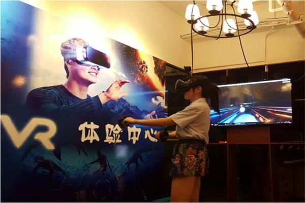 美女正在vr體驗館體驗設(shè)備