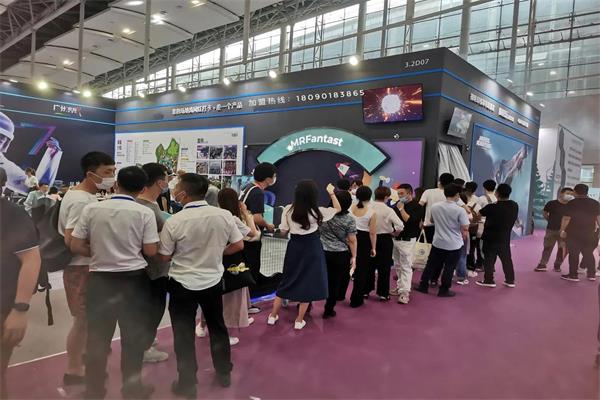 廣交會上排隊(duì)體驗(yàn)的3D裸眼弧幕軌道影院