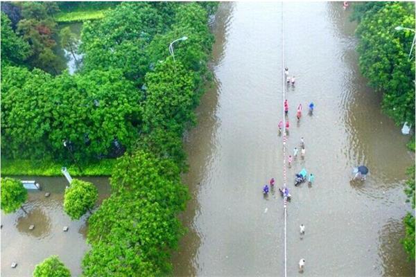 河南鄭州遭遇千年一遇強降雨，在面對洪水該如何保護自己